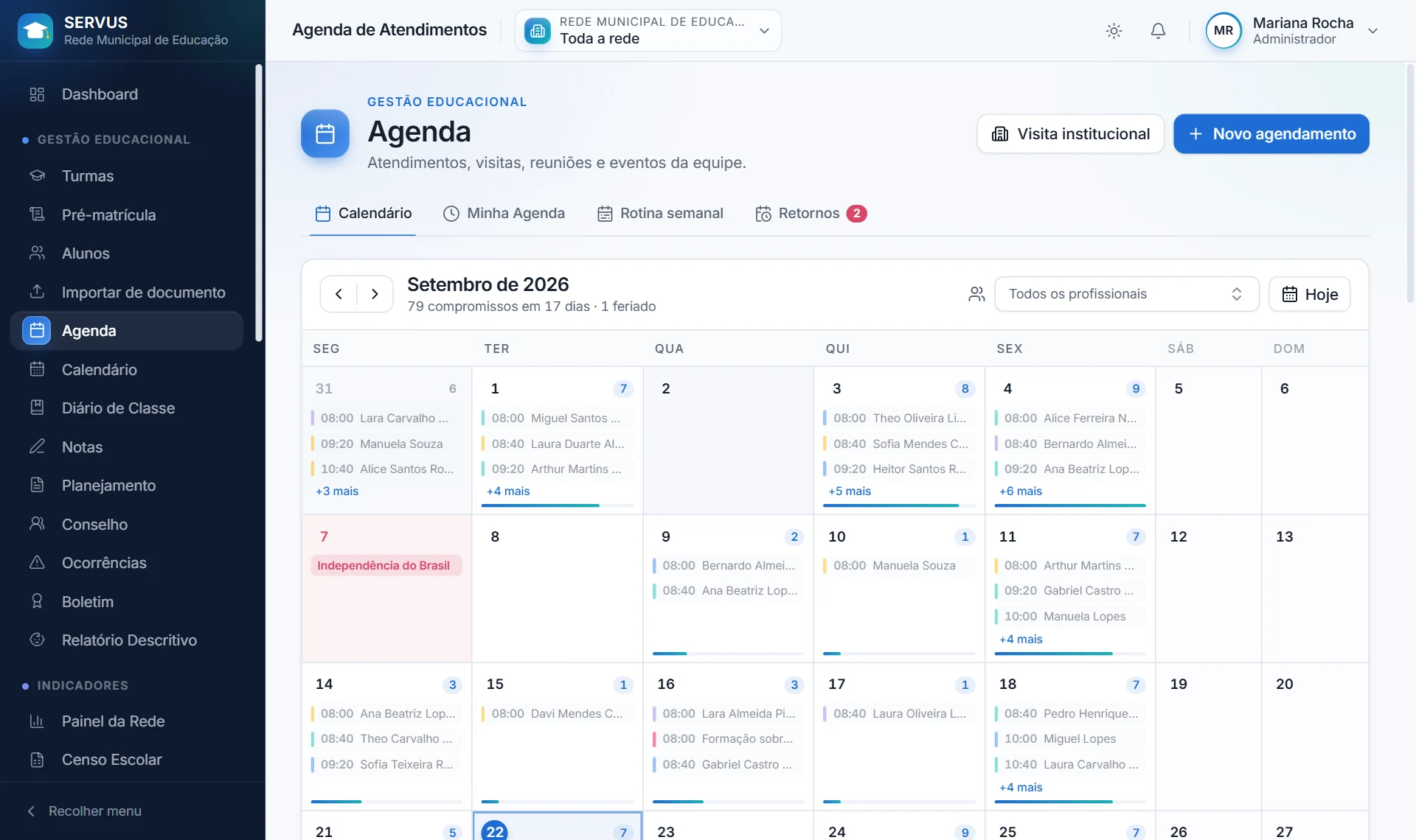 Agenda do SERVUS no calendário do mês, com os atendimentos de cada dia, um feriado e o filtro por profissional